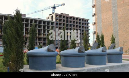 Große geschlossene Behälter zur Sammlung und Lagerung von Hausmüll im Innenhof eines modernen Wohnkomplexes Stockfoto