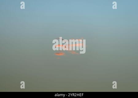 Wolkenorange auf einem Hintergrund eines blauen Himmels Stockfoto