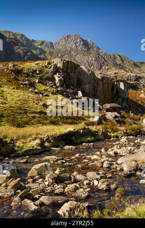 Großbritannien, Wales, Gwynedd, Snowdonia, Llanberis Pass, Afon Nant Peris unter Clogwyn Mawr Stockfoto