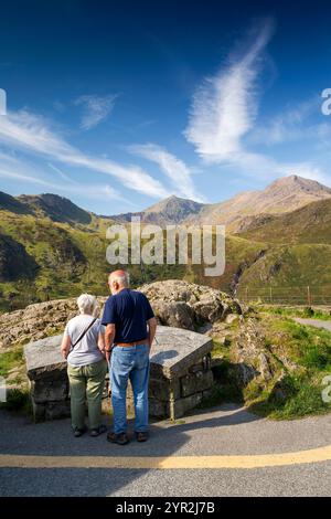 Großbritannien, Wales, Gwynedd, Snowdonia, Touristen am Snowdon Aussichtspunkt über Ceunant Mawr und Glaslyn Valley Stockfoto