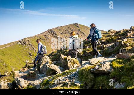 Großbritannien, Wales, Gwynedd, Snowdonia, Mount Snowdon junge Wanderer, die den Llanberis Path vom Gipfel absteigen Stockfoto