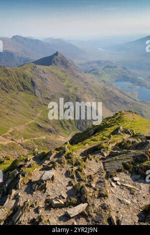 Großbritannien, Wales, Gwynedd, Snowdonia, Mount Snowdon Summit, Blick nach Osten entlang des PYG Track in Richtung Crib Goch über Llyn Llydaw Stockfoto