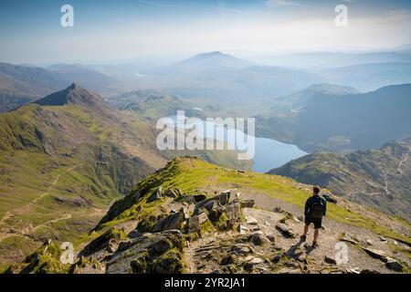 Großbritannien, Wales, Gwynedd, Snowdonia, Mount Snowdon Summit, walker genießt den Blick nach Osten entlang des PYG Track in Richtung Crib Goch oberhalb von Llyn Llydaw Stockfoto