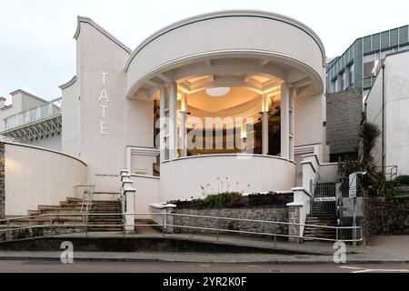 Außenansicht des Eingangs zur Tate Gallery am Porthmeor Beach St Ives Cornwall England Stockfoto