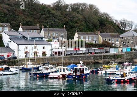 Porthleven Hafen in der Nähe von Helston an einem Herbsttag Cornwall England Großbritannien Stockfoto