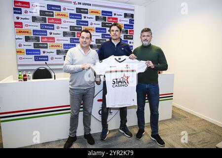 OHL CEO Frederic Van den Steen, OHL Head Coach Chris Coleman und OHL Technical Director Gyorgy Csepregi wurden während einer Pressekonferenz der belgischen Fußballmannschaft Oud-Heverlee Leuven vorgestellt, um ihren neuen Head Coach am Montag, den 2. Dezember 2024, in Leuven vorzustellen. BELGA FOTO TOM GOYVAERTS Stockfoto