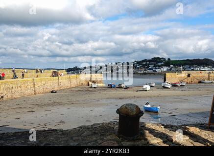 St. Michaels Mount kleiner Hafen bei Ebbe mit Marazion Dorf in der Ferne an einem sonnigen Herbsttag Cornwall England Großbritannien Stockfoto