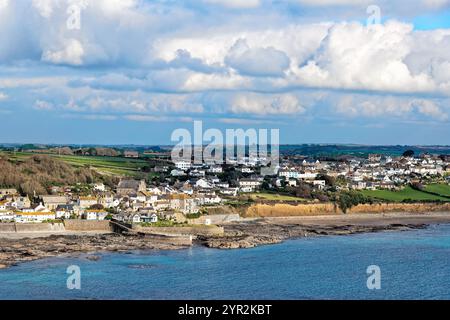 Das kornische Dorf Marazion aus Sicht vom Meer an einem sonnigen Herbsttag Cornwall England UK Stockfoto