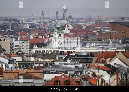 München, Deutschland. Dezember 2024. Wohnungen, Wohnen in der Stadt München, Stadtblick, Wohnen, Blick vom Fabrikviertel nach Westen. ? Quelle: dpa/Alamy Live News Stockfoto