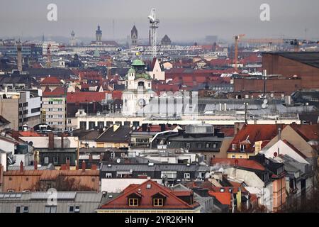 München, Deutschland. Dezember 2024. Wohnungen, Wohnen in der Stadt München, Stadtblick, Wohnen, Blick vom Fabrikviertel nach Westen. ? Quelle: dpa/Alamy Live News Stockfoto