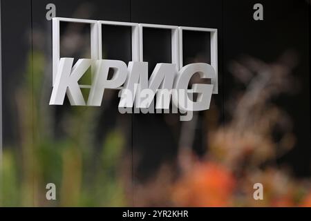 München, Deutschland. Dezember 2024. KPMG steht für Wirtschaftsprüfung, Wirtschafts- und Steuerberatung. Logo, Firmenlogo. ? Quelle: dpa/Alamy Live News Stockfoto