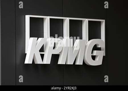 München, Deutschland. Dezember 2024. KPMG steht für Wirtschaftsprüfung, Wirtschafts- und Steuerberatung. Logo, Firmenlogo. ? Quelle: dpa/Alamy Live News Stockfoto