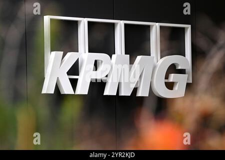 München, Deutschland. Dezember 2024. KPMG steht für Wirtschaftsprüfung, Wirtschafts- und Steuerberatung. Logo, Firmenlogo. ? Quelle: dpa/Alamy Live News Stockfoto