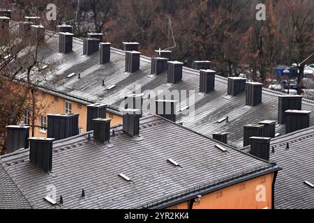 München, Deutschland. Dezember 2024. Schornsteine auf Dächern alter Wohnhäuser in München? Quelle: dpa/Alamy Live News Stockfoto