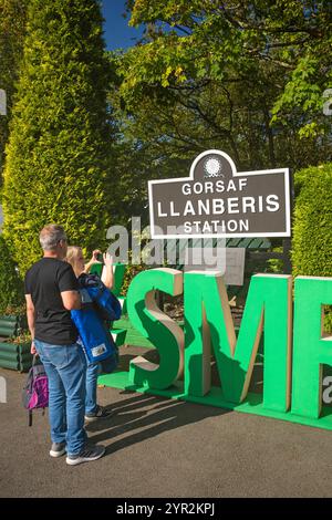 Großbritannien, Wales, Gwynedd, Snowdonia, Llanberis, Snowdon Mountain Railway Station, Paar am Giant SMR Selfie Schild Stockfoto