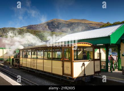 Großbritannien, Wales, Gwynedd, Snowdonia, Llanberis, Snowdon Mountain Railway, Dampflok Padarn und historische Kutsche im Bahnhof Stockfoto