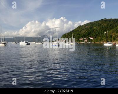 Schiffe in einer Bucht in Terre de Haut, les Saintes Archipel, guadeloupe, französisch-westindien Stockfoto