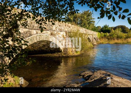 Vereinigtes Königreich, Wales, Gwynedd, Llanberis, Brynrefail, Llyn Padarn, alte Straßenbrücke über Afon (Fluss) Phythallt Stockfoto