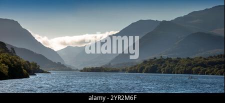 Großbritannien, Wales, Gwynedd, Snowdonia, Llanberis, Llyn Padarn unter Elidir FAW und Snowdon Mountains, Panoramablick Stockfoto