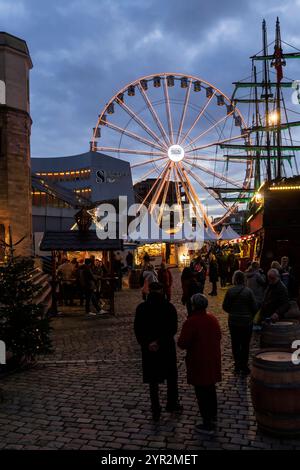 riesenrad im Schokoladenmuseum am Weihnachtsmarkt im Rheinauer Hafen, Köln. Riesenrad am Schokoladenmuseum auf dem Weihnacht Stockfoto