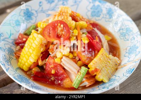 Som Tum – thailändischer, würziger grüner Papaya-Salat mit Mais und salzigen Eiern – asiatische Küche Stockfoto