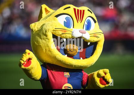 Barcelona, Spanien, Spanien. November 2024 30. Das neue FC Barcelona Maskottchen (CAT) während des LaLiga-Spiels zwischen dem FC Barcelona und UD Las Palmas bei Estadi Olimpic Lluis Companys am 30. November 2024 in Barcelona. (Kreditbild: © Matthieu Mirville/ZUMA Press Wire) NUR REDAKTIONELLE VERWENDUNG! Nicht für kommerzielle ZWECKE! Stockfoto