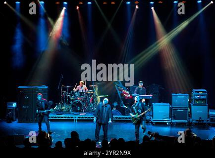 Die Band „Magazine“ im Shepherds Bush Empire, 10. November 2011. Vorne, links-rechts: Stan White am Bass; Sänger Howard Devoto; Gitarrist Noko. Hinten: Schlagzeuger John Doyle; Dave Formula auf Keyboards. Stockfoto