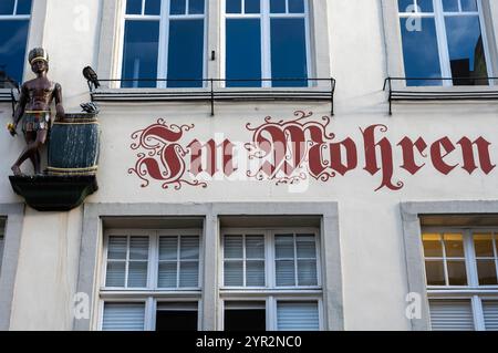 Rassistische Diskriminierung und Denkmalschutz. In der Bonngasse 18 in Bonn befindet sich neben dem Beethovenhaus eines der ältesten Bürgerhäuser aus der Zeit des Barock. Das Haus ist denkmalgeschützt. Die figürliche Darstellung des Mohren geht auf die damals üblichen Hauszeichen zurück, die dazu dienten, Häuser zu finden. Hausnummern gab es noch nicht. Der Begriff des Mohren war vermutlich gewählt worden, um einen Bezug zu dem damals im Haus untergebrachten Gewürzhandel hergestellt. Bonn Nordrhein-Westfalen Deutschland *** Rassismus und Denkmalschutz Bonngasse 18 in Bonn ist Stockfoto