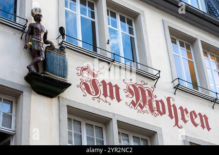 Rassistische Diskriminierung und Denkmalschutz. In der Bonngasse 18 in Bonn befindet sich neben dem Beethovenhaus eines der ältesten Bürgerhäuser aus der Zeit des Barock. Das Haus ist denkmalgeschützt. Die figürliche Darstellung des Mohren geht auf die damals üblichen Hauszeichen zurück, die dazu dienten, Häuser zu finden. Hausnummern gab es noch nicht. Der Begriff des Mohren war vermutlich gewählt worden, um einen Bezug zu dem damals im Haus untergebrachten Gewürzhandel hergestellt. Bonn Nordrhein-Westfalen Deutschland *** Rassismus und Denkmalschutz Bonngasse 18 in Bonn ist Stockfoto