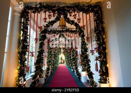 Washington DC, USA. Dezember 2024. Die Weihnachtsdekoration wurde während einer Pressevorschau im Weißen Haus in Washington am 2. Dezember 2024 gezeigt. First Lady Jill Biden kündigte dieses Jahr das Weihnachtsthema an: Eine „Saison des Friedens und des Lichts“. Etwa 9.810 Fuß Band, über 28.125 Ornamente und über 2.200 Tauben wurden in diesem Jahr verwendet, um das Weiße Haus zu schmücken. Über 165.075 Weihnachtslichter schmücken Bäume, Girlanden, Kränze und Ausstellungsstücke. Quelle: Abaca Press/Alamy Live News Stockfoto