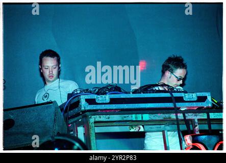 BASEMENT JAXX, HOMELANDS FESTIVAL, 2002: Felix Buxton (in Brille) und Simon Ratcliffe von Basement Jaxx spielen live beim Homelands Festival 2002 in Winchester, England, Großbritannien am 1. Juni 2002. Foto: ROB WATKINS. INFO: Basement Jaxx, ein britisches Duo für elektronische Musik, das 1994 von Felix Buxton und Simon Ratcliffe gegründet wurde, ist bekannt für seine eklektische Mischung aus House, Funk und Pop. Sie sind bekannt für Hits wie „Where's Your Head at“ und haben weltweit Anerkennung und zahlreiche Auszeichnungen erhalten. Stockfoto