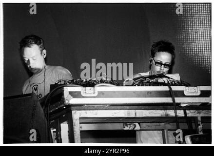 BASEMENT JAXX, HOMELANDS FESTIVAL, 2002: Felix Buxton (in Brille) und Simon Ratcliffe von Basement Jaxx spielen live beim Homelands Festival 2002 in Winchester, England, Großbritannien am 1. Juni 2002. Foto: ROB WATKINS. INFO: Basement Jaxx, ein britisches Duo für elektronische Musik, das 1994 von Felix Buxton und Simon Ratcliffe gegründet wurde, ist bekannt für seine eklektische Mischung aus House, Funk und Pop. Sie sind bekannt für Hits wie „Where's Your Head at“ und haben weltweit Anerkennung und zahlreiche Auszeichnungen erhalten. Stockfoto