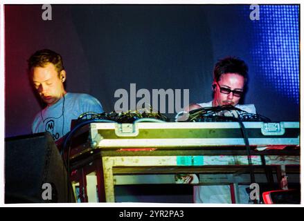 BASEMENT JAXX, HOMELANDS FESTIVAL, 2002: Felix Buxton (in Brille) und Simon Ratcliffe von Basement Jaxx spielen live beim Homelands Festival 2002 in Winchester, England, Großbritannien am 1. Juni 2002. Foto: ROB WATKINS. INFO: Basement Jaxx, ein britisches Duo für elektronische Musik, das 1994 von Felix Buxton und Simon Ratcliffe gegründet wurde, ist bekannt für seine eklektische Mischung aus House, Funk und Pop. Sie sind bekannt für Hits wie „Where's Your Head at“ und haben weltweit Anerkennung und zahlreiche Auszeichnungen erhalten. Stockfoto