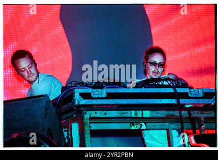 BASEMENT JAXX, HOMELANDS FESTIVAL, 2002: Felix Buxton (in Brille) und Simon Ratcliffe von Basement Jaxx spielen live beim Homelands Festival 2002 in Winchester, England, Großbritannien am 1. Juni 2002. Foto: ROB WATKINS. INFO: Basement Jaxx, ein britisches Duo für elektronische Musik, das 1994 von Felix Buxton und Simon Ratcliffe gegründet wurde, ist bekannt für seine eklektische Mischung aus House, Funk und Pop. Sie sind bekannt für Hits wie „Where's Your Head at“ und haben weltweit Anerkennung und zahlreiche Auszeichnungen erhalten. Stockfoto