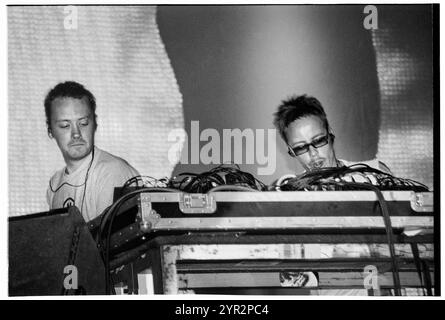 BASEMENT JAXX, HOMELANDS FESTIVAL, 2002: Felix Buxton (in Brille) und Simon Ratcliffe von Basement Jaxx spielen live beim Homelands Festival 2002 in Winchester, England, Großbritannien am 1. Juni 2002. Foto: ROB WATKINS. INFO: Basement Jaxx, ein britisches Duo für elektronische Musik, das 1994 von Felix Buxton und Simon Ratcliffe gegründet wurde, ist bekannt für seine eklektische Mischung aus House, Funk und Pop. Sie sind bekannt für Hits wie „Where's Your Head at“ und haben weltweit Anerkennung und zahlreiche Auszeichnungen erhalten. Stockfoto