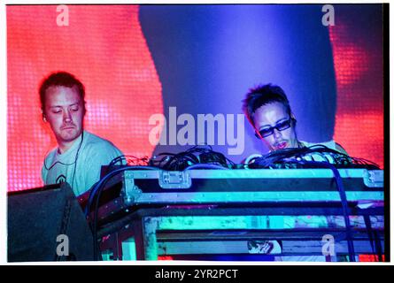 BASEMENT JAXX, HOMELANDS FESTIVAL, 2002: Felix Buxton (in Brille) und Simon Ratcliffe von Basement Jaxx spielen live beim Homelands Festival 2002 in Winchester, England, Großbritannien am 1. Juni 2002. Foto: ROB WATKINS. INFO: Basement Jaxx, ein britisches Duo für elektronische Musik, das 1994 von Felix Buxton und Simon Ratcliffe gegründet wurde, ist bekannt für seine eklektische Mischung aus House, Funk und Pop. Sie sind bekannt für Hits wie „Where's Your Head at“ und haben weltweit Anerkennung und zahlreiche Auszeichnungen erhalten. Stockfoto