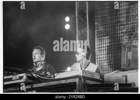 BASEMENT JAXX, RADIO ONE LIVE, 2002: Felix Buxton (in Brille) und Simon Ratcliffe von Basement Jaxx spielen live bei Radio 1 One Big Sunday im Morfa Stadium in Swansea am 16. Juni 2002. Foto: ROB WATKINS. INFO: Basement Jaxx, ein britisches Duo für elektronische Musik, das 1994 von Felix Buxton und Simon Ratcliffe gegründet wurde, ist bekannt für seine eklektische Mischung aus House, Funk und Pop. Sie sind bekannt für Hits wie „Where's Your Head at“ und haben weltweit Anerkennung und zahlreiche Auszeichnungen erhalten. Stockfoto