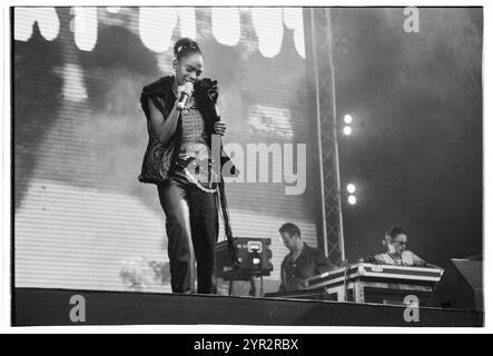 BASEMENT JAXX, RADIO ONE LIVE, 2002: Felix Buxton (in Brille) und Simon Ratcliffe von Basement Jaxx spielen live bei Radio 1 One Big Sunday im Morfa Stadium in Swansea am 16. Juni 2002. Foto: ROB WATKINS. INFO: Basement Jaxx, ein britisches Duo für elektronische Musik, das 1994 von Felix Buxton und Simon Ratcliffe gegründet wurde, ist bekannt für seine eklektische Mischung aus House, Funk und Pop. Sie sind bekannt für Hits wie „Where's Your Head at“ und haben weltweit Anerkennung und zahlreiche Auszeichnungen erhalten. Stockfoto