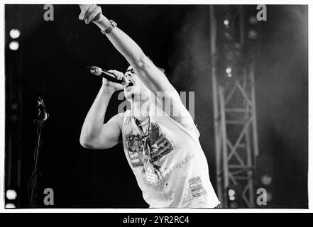 BASEMENT JAXX, RADIO ONE LIVE, 2002: Felix Buxton (in Brille) aus Basement Jaxx spielt live bei Radio 1 One Big Sunday im Morfa Stadium in Swansea am 16. Juni 2002. Foto: ROB WATKINS. INFO: Basement Jaxx, ein britisches Duo für elektronische Musik, das 1994 von Felix Buxton und Simon Ratcliffe gegründet wurde, ist bekannt für seine eklektische Mischung aus House, Funk und Pop. Sie sind bekannt für Hits wie „Where's Your Head at“ und haben weltweit Anerkennung und zahlreiche Auszeichnungen erhalten. Stockfoto