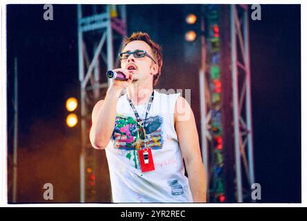 BASEMENT JAXX, RADIO ONE LIVE, 2002: Felix Buxton (in Brille) aus Basement Jaxx spielt live bei Radio 1 One Big Sunday im Morfa Stadium in Swansea am 16. Juni 2002. Foto: ROB WATKINS. INFO: Basement Jaxx, ein britisches Duo für elektronische Musik, das 1994 von Felix Buxton und Simon Ratcliffe gegründet wurde, ist bekannt für seine eklektische Mischung aus House, Funk und Pop. Sie sind bekannt für Hits wie „Where's Your Head at“ und haben weltweit Anerkennung und zahlreiche Auszeichnungen erhalten. Stockfoto