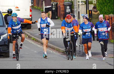 Kevin Sinfield und sein Unterstützungsteam begeben sich in Richtung Memorial Stadium, Heimstadion der Bristol Rovers, am zweiten Tag der Running Home for Christmas 7 in 7 in 7 Challenge von Gloucester nach Bristol. Bilddatum: Montag, 2. Dezember 2024. Stockfoto