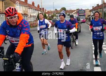 Kevin Sinfield und sein Unterstützungsteam begeben sich in Richtung Memorial Stadium, Heimstadion der Bristol Rovers, am zweiten Tag der Running Home for Christmas 7 in 7 in 7 Challenge von Gloucester nach Bristol. Bilddatum: Montag, 2. Dezember 2024. Stockfoto