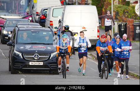 Kevin Sinfield und sein Unterstützungsteam begeben sich in Richtung Memorial Stadium, Heimstadion der Bristol Rovers, am zweiten Tag der Running Home for Christmas 7 in 7 in 7 Challenge von Gloucester nach Bristol. Bilddatum: Montag, 2. Dezember 2024. Stockfoto