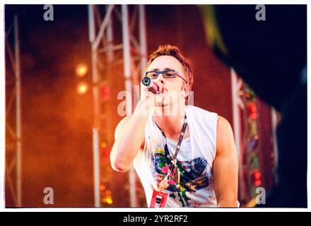 BASEMENT JAXX, RADIO ONE LIVE, 2002: Felix Buxton (in Brille) aus Basement Jaxx spielt live bei Radio 1 One Big Sunday im Morfa Stadium in Swansea am 16. Juni 2002. Foto: ROB WATKINS. INFO: Basement Jaxx, ein britisches Duo für elektronische Musik, das 1994 von Felix Buxton und Simon Ratcliffe gegründet wurde, ist bekannt für seine eklektische Mischung aus House, Funk und Pop. Sie sind bekannt für Hits wie „Where's Your Head at“ und haben weltweit Anerkennung und zahlreiche Auszeichnungen erhalten. Stockfoto