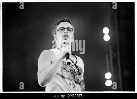 BASEMENT JAXX, RADIO ONE LIVE, 2002: Felix Buxton (in Brille) aus Basement Jaxx spielt live bei Radio 1 One Big Sunday im Morfa Stadium in Swansea am 16. Juni 2002. Foto: ROB WATKINS. INFO: Basement Jaxx, ein britisches Duo für elektronische Musik, das 1994 von Felix Buxton und Simon Ratcliffe gegründet wurde, ist bekannt für seine eklektische Mischung aus House, Funk und Pop. Sie sind bekannt für Hits wie „Where's Your Head at“ und haben weltweit Anerkennung und zahlreiche Auszeichnungen erhalten. Stockfoto