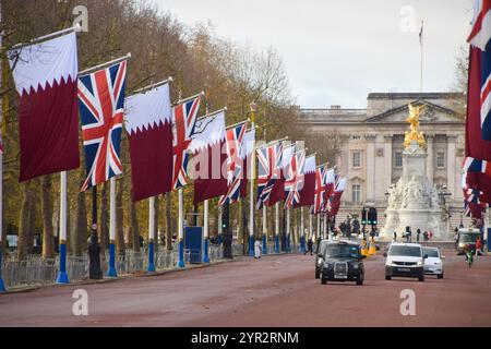 London, Großbritannien. Dezember 2024. Flaggen von Katar und Union Jacks säumen die Mall, die zum Buckingham Palace führt, bevor der Staatsbesuch des Emirs von Katar, Scheich Tamim bin Hamad Al Thani, stattfindet. Quelle: SOPA Images Limited/Alamy Live News Stockfoto