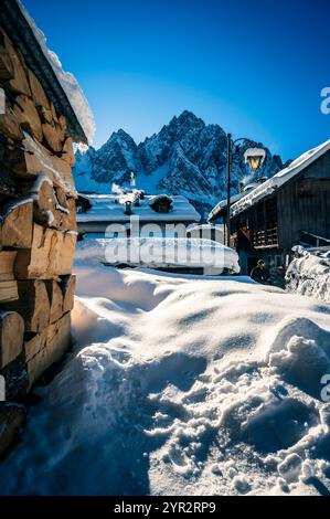 Ice Dawn in Sappada. Machen Sie einen Spaziergang durch antike Dörfer und Traumberge. Dolomiten. Stockfoto