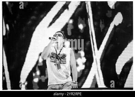 BASEMENT JAXX, RADIO ONE LIVE, 2002: Felix Buxton (in Brille) aus Basement Jaxx spielt live bei Radio 1 One Big Sunday im Morfa Stadium in Swansea am 16. Juni 2002. Foto: ROB WATKINS. INFO: Basement Jaxx, ein britisches Duo für elektronische Musik, das 1994 von Felix Buxton und Simon Ratcliffe gegründet wurde, ist bekannt für seine eklektische Mischung aus House, Funk und Pop. Sie sind bekannt für Hits wie „Where's Your Head at“ und haben weltweit Anerkennung und zahlreiche Auszeichnungen erhalten. Stockfoto