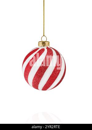 Weiß-rot glitzernde Weihnachtskugel mit Streifen und Punkt oder Kreis isoliert auf weißem Hintergrund mit Schnittpfad. Design eles Stockfoto