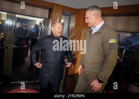 Kiew, Ukraine. Dezember 2024. Bundeskanzler Olaf Scholz (l, SPD) trifft den Kiewer Bürgermeister Vitali Klitschko zu Gesprächen. Quelle: Kay Nietfeld/dpa/Alamy Live News Stockfoto